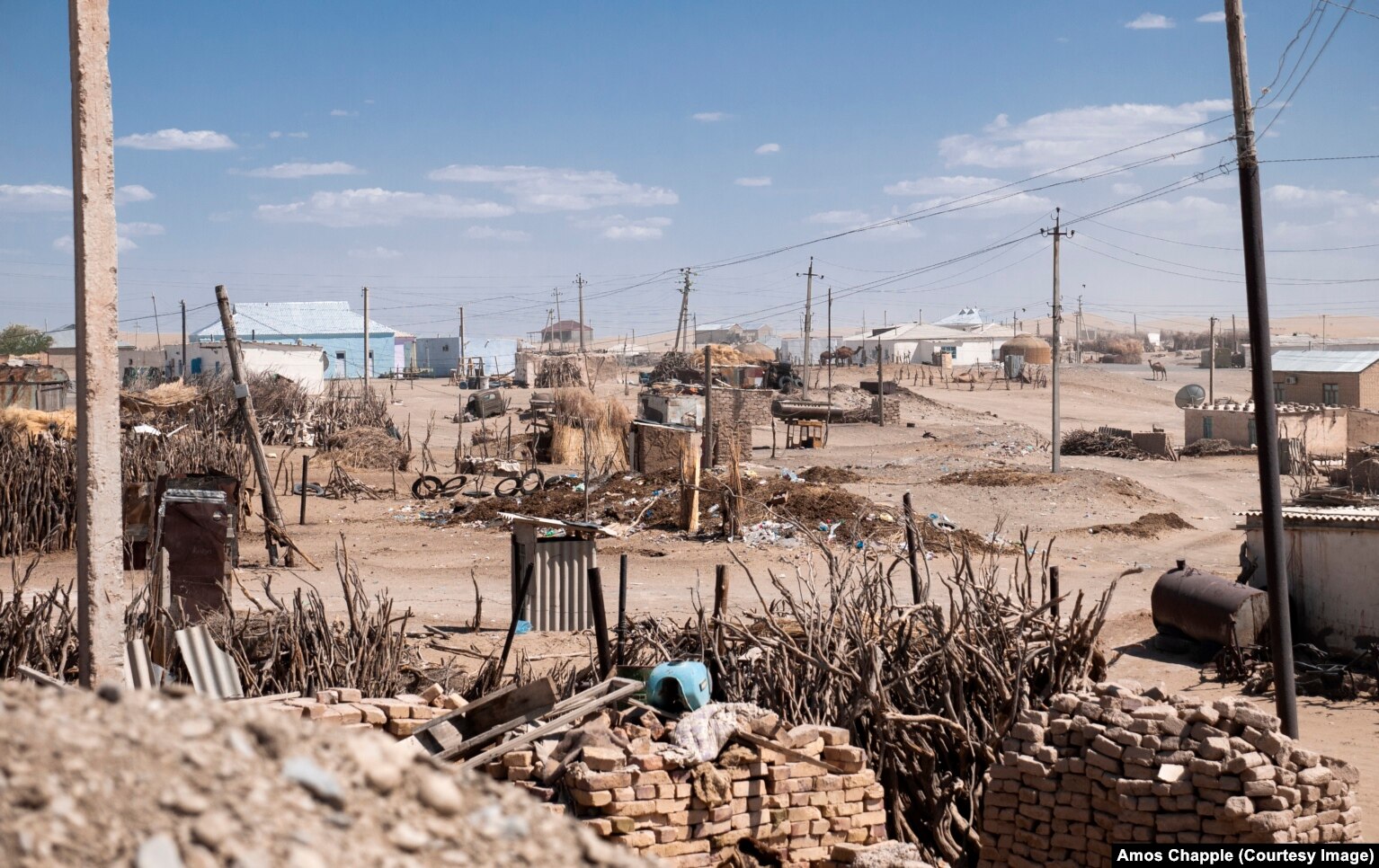 Një fshat në një zonë rurale në Turkmenistan. Fotografi e korrikut të vitit 2012.