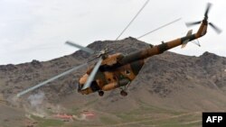 Вертолет афганской армии демонстрирует свои возможности. Кабул, 16 марта 2013 года.