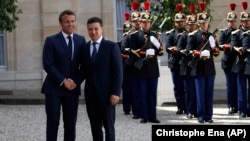  Президент України Володимир Зеленський (праворуч) і президент Франції Емманюель Макрон. Париж, 17 червня 2019 року