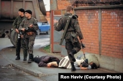  Снимка на американския фоторепортер Рон Хавив, която се счита за емблематична за войната. Тримата мъже са от сръбската паравоенна организация на Аркан 