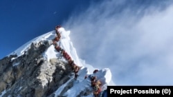 Черга альпіністів для підйому на Еверест, ілюстративне фото