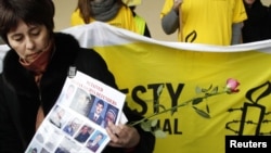 Живущая во Франции правозащитник Надежда Атаева принимает участие в акции протеста против визита президента Узбекистана Ислам Каримова в столицу Европейского союза. Брюссель, 24 января 2011 года. 