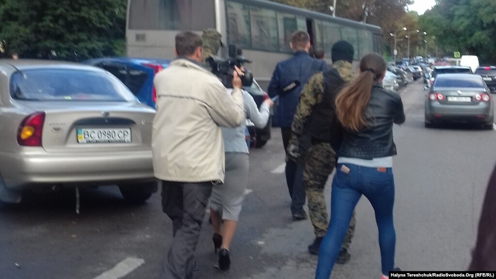 Слідчі залишають будівлю, в якій розташований офіс Петра Димінського у Львові, 6 вересня 2017 року