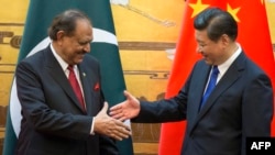 Pakistan preident Mamnoon Hussain (solda) çinli həmkarı Xi Jinping ilə görüşdə, fevral, 2014-cü il