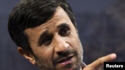 Президент Ирана Махмуд Ахмадинежад на пресс-конференции. Тегеран, 28 июня 2010 года.