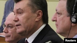 Президент України Віктор Янукович, голова Європейської комісії Жозе Мануель Баррозу (праворуч), голова Європейської ради Герман Ван Ромпей (ліворуч) у Києві, 19 грудня 2011 року