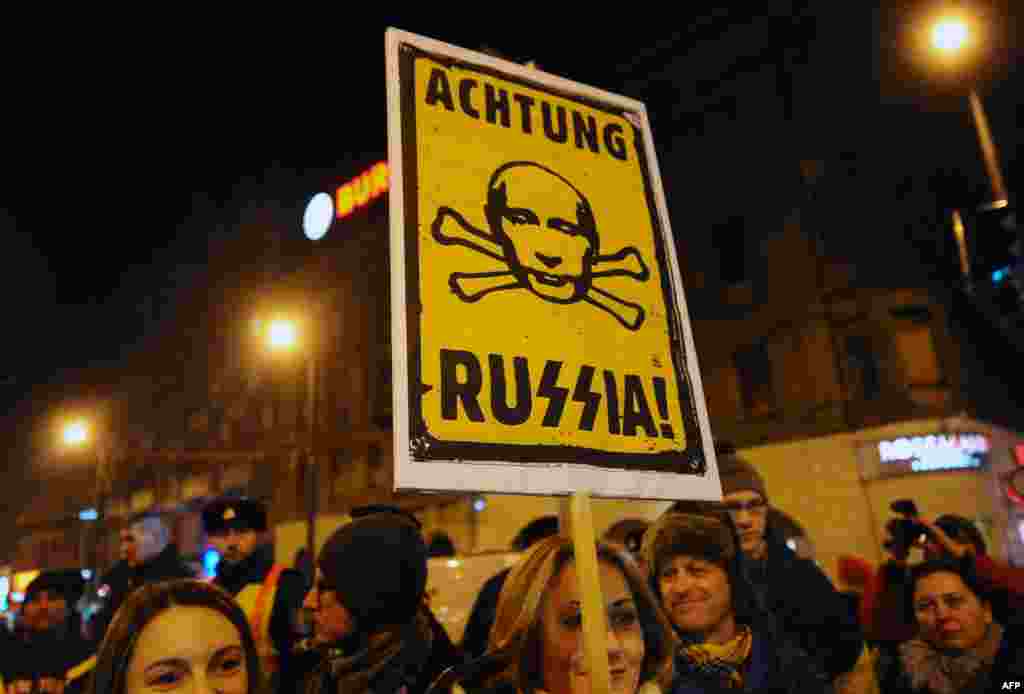 Акція протесту проти приїзду до Угорщини президента Росії Володимира Путіна. Будапешт, 16 лютого 2015 року