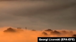 Një pamje e përgjithshme e mjegullës së dendur dhe ndotjes së ajrit një mëngjes në luginën e Shkupit. Fotografi nga arkivi.