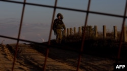 Një ushtar izraelit shihet përgjatë kufirit të Izraelit me Gazën