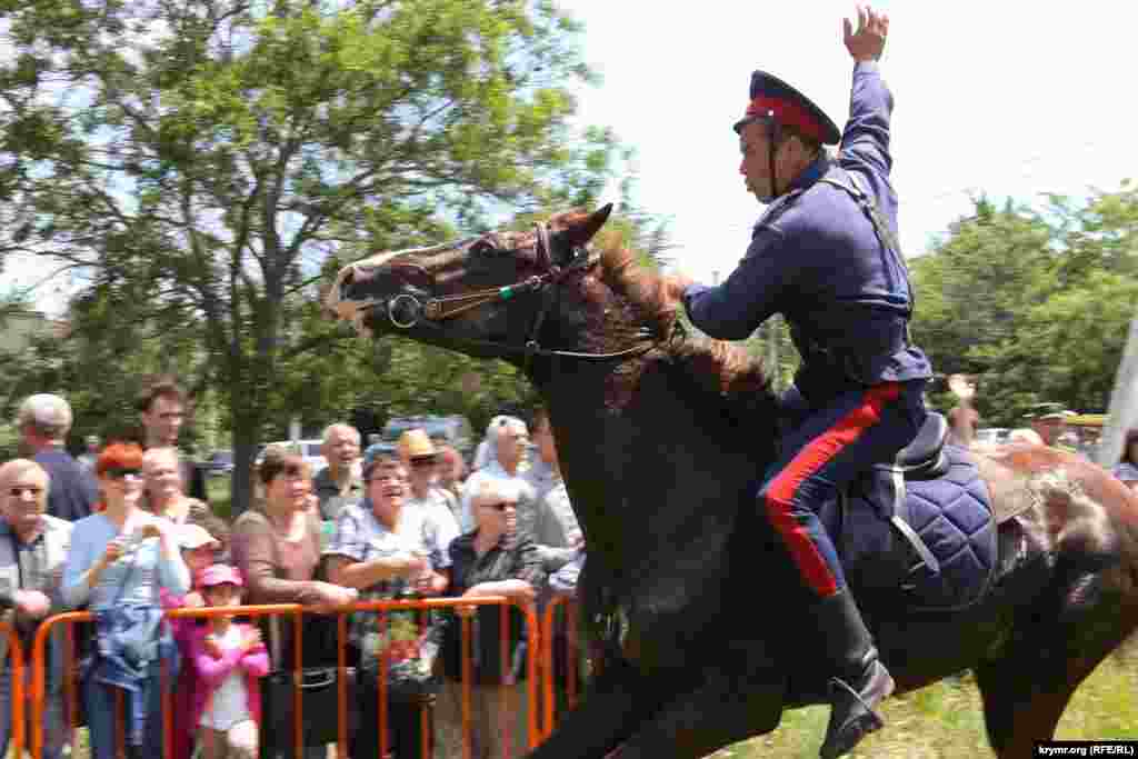 Казаки юга России показали свои навыки верховой езды и обращения с оружием. 