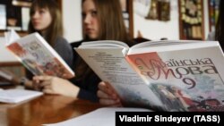 Під час уроку української мови в одній зі шкіл Києва (архівне фото)