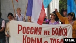 В Симферополе прошли акции протеста против присутствия сил НАТО на полуострове