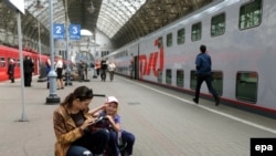 Пассажиры на Киевском вокзале в Москве