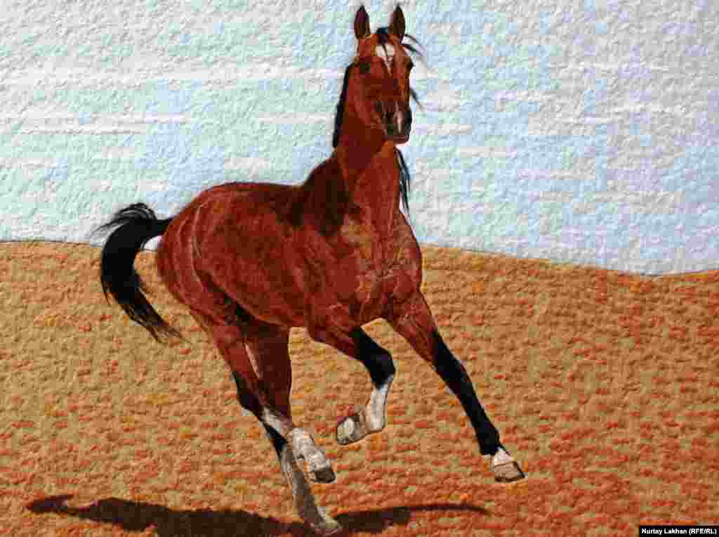 Картину, на которой изображена лошадь, Арлан Анкауов сделал, склеив множество мелких шерстинок.