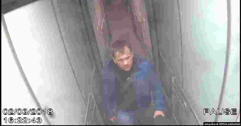 Человек, которого мы знаем под именем &quot;Петров&quot;, в лондонском аэропорту Гэтвик. Кадр с камеры слежения, 2 марта, 16:22.&nbsp;