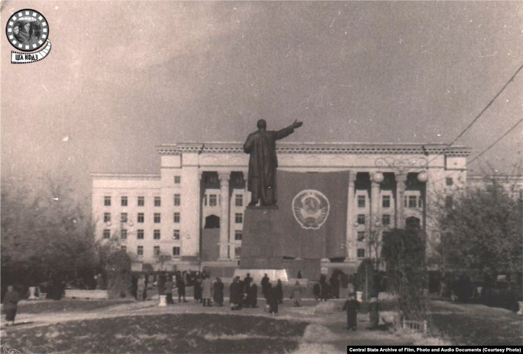 Үкімет үйі. 1950 жылы түсірілген сурет (сол жақта). Құрылысы 1938 жылы басталып, Екінші дүниежүзілік соғыс кезінде тоқтаған. Кейін 1951 жылы жалғасып, 1957 жылы аяқталды (архив суретінде көрсетілген дата күмән туғызады). Бас архитекторы – Моспроект шеберханасында жұмыс істеген Борис Рубаненко. Ғимаратта Жоғарғы кеңес, Министрлер кеңесі, Қазақ ССР компартиясының орталық комитеті (1980 жылға дейін) отырды. 2001 жылдан бері Қазақ-Британ техникалық университетінің ғимараты.