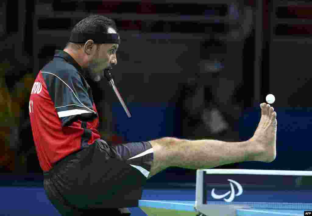 Египетский спортсмен Ибрахим Хамадтоу, лишенный обеих рук, участвует в состязаниях по настольному теннису. &nbsp;