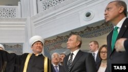 Путин и Эрдоган (справа), всего лишь 2 месяца назад союз казался незыблемым. 23 сентября 2015 года в Московской Соборной мечети 