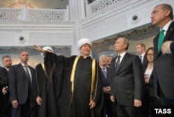 Владимир Путин (в центре) и Реджеп Эрдоган (справа) во время открытия Соборной мечети в Москве, 23 сентября 2015 года