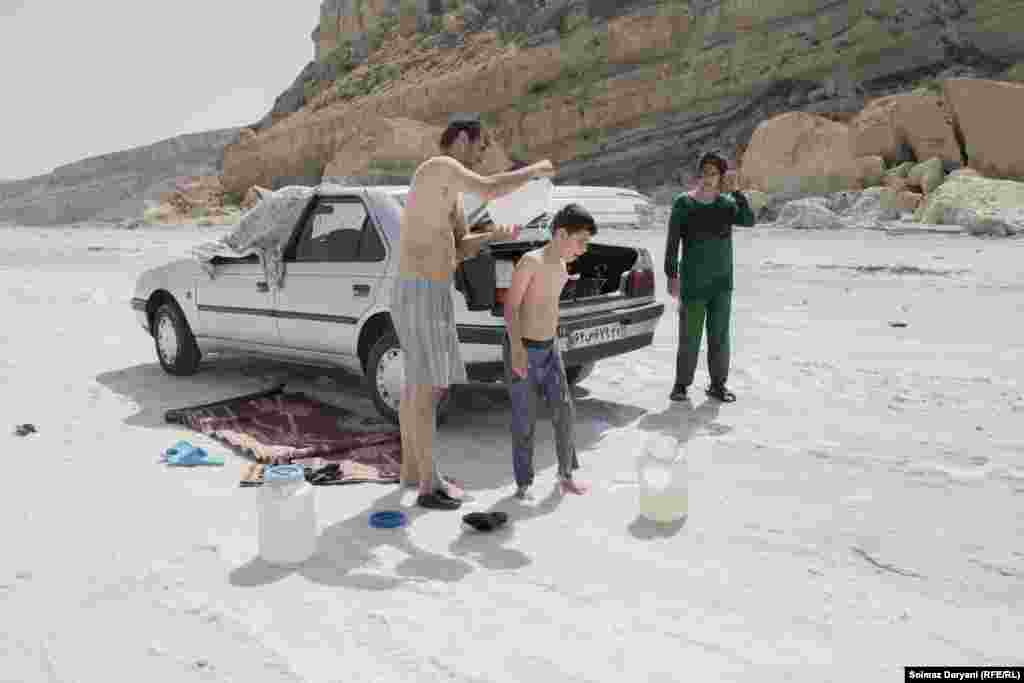 دریاچه خواب آب می‌بیند