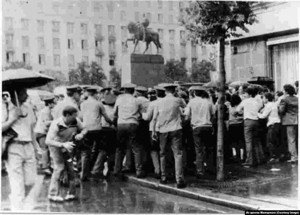 1988 елның 28 августында Мәскәү шәһәр шурасы бинасы янында кырымтатарлар демонстрациясе.