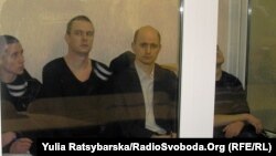Обвинувачені в дніпропетровських терактах у залі суду, Дмитро Рева (другий зліва), 17 січня 2013 року