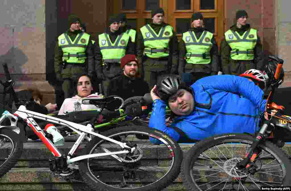 Cyclists take part in a demonstration in front of Kyiv City Hall calling for modern infrastructure for safe cycling traffic in the Ukrainian capital. (AP/Sergei Supinsky)