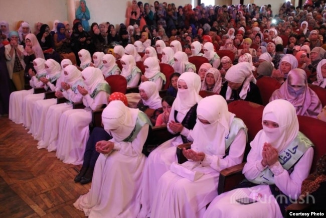 Žene u Kirgistanu nose odjeću u stilu nikaba na zvaničnom događaju u južnom gradu Ošu 2016.