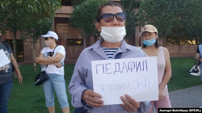 Акция протеста с требованием ликвидировать педофилию в Казахстане. Нур-Султан, 3 августа 2020 года.
