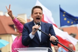 Рафал Тшасковський під час виборчої кампанії виступає перед мешканцями Варшави