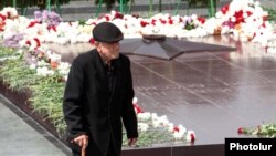 Armenia -- A veteran at the World War II memorial in Yerevan, 9May2011.