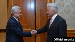 Президент Армении Серж Саргсян принимает государственного министра Соединенного Королевства Великобритании по вопросам Европы и Америк Алена Дункана, Ереван, 27 сентября 2017 г. 