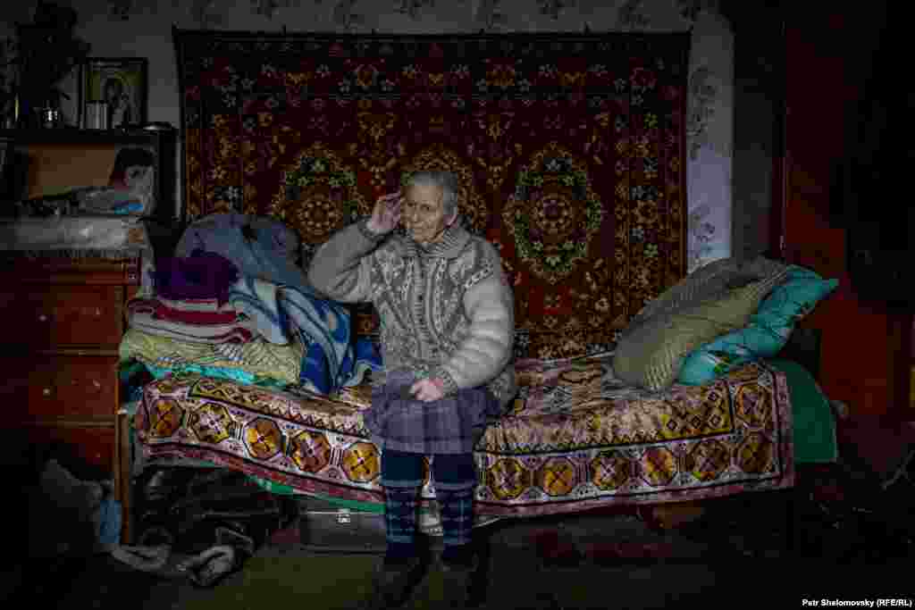 Раїса Казакова всередині свого будинку, де вона живе з 9-ма іншими пенсіонерами. Всі вони втратили свої будинки під час обстрілів