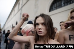 Оксана Шачко на антикатолическом протесте во Франции. 2012 год