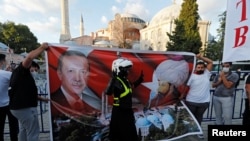 برخی حامیان اردوغان اقدام او درباره ایاصوفیه را هم‌سنگ اقدام فاتح محمد سلطان در فتح قسطنطنیه می‌دانند