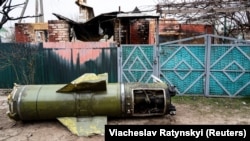Остатки российской ракеты в селе Козаровичи под Киевом, 22 апреля 2022 года