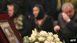 Mourners at Anastasia Baburova's wake in Moscow