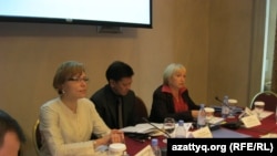 В зале международной конференции «Декриминализация клеветы: за и против». Астана, 27 сентября 2010 года. 