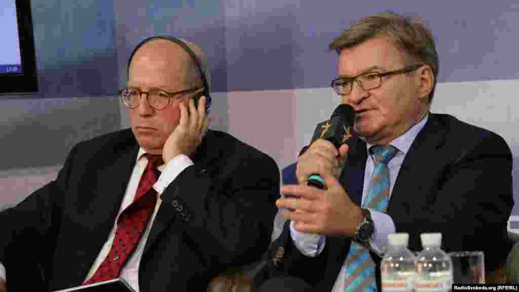 Джеймс Шерр (ліворуч) та Григорій Немиря, голова парламентського комітету з питань євроінтеграції 