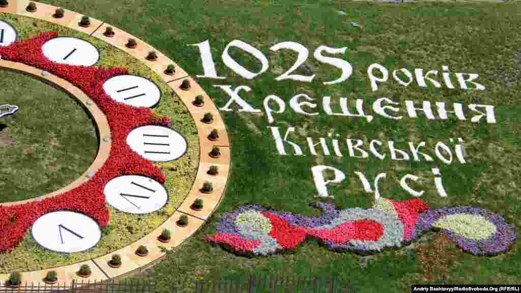 Квіткова композиція на майдані Незалежності.