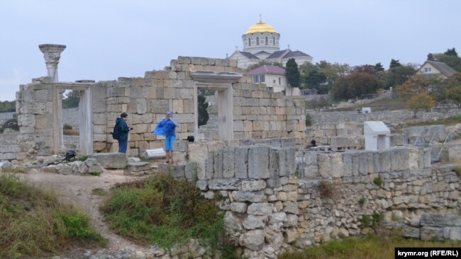 Туристы долго ищут ракурс для фото, чтобы на снимок не попали многочисленные современные конструкции. Октябрь 2019 года