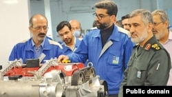 امیرعلی حاجیزاده (راست) فرمانده نیروی هوافضای سپاه در حال بازدید از یک کارخانه خودروسازی