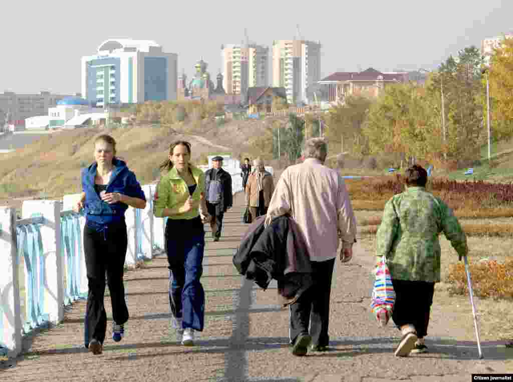 Смена поколений. Фото сделано на павлодарской набережной. Прислал Асет Темирбаев.