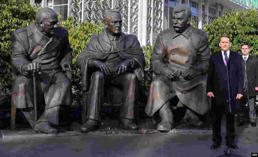 Сталин в приличном обществе: в аннексированном Россией Крыму в феврале этого года был открыт памятник участникам Ялтинской конференции &quot;большой тройки&quot; (1945). Слева направо: Черчилль, Рузвельт, Сталин. &nbsp;
