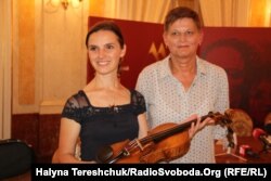 Диригент Оксана Линів і Габріеле Рамсауер зі скрипкою Моцарта