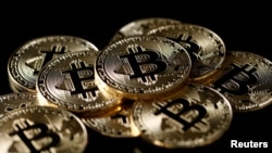 Коллекция биткоинов – виртуальной валюты, иллюстрационное фото