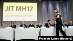 Članovi Zajedničkog istražnog tima, koji čine vlasti iz Australije, Belgije, Malezije, Holandije i Ukrajine, na predstavljanju privremenih rezultata istrage o padu aviona MH17 iz 2014, u Bunniku, Holandija, 24. maja 2018.
