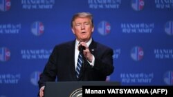 Președintele Donald Trump la conferința de presă de la Hanoi