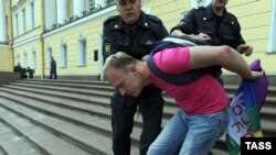 Activit gay arestat de poliție în timpul unei parade gay la St. Petersburg