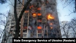 Un bloc de locuințe din Kiev lovit de artileria rusă, 15 martie 2022